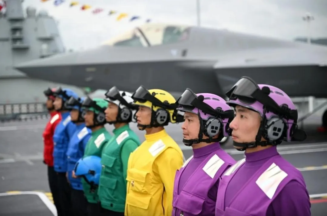 航母甲板人員在「世界上最危險的4.5英畝」工作。（圖／翻攝央視新聞）