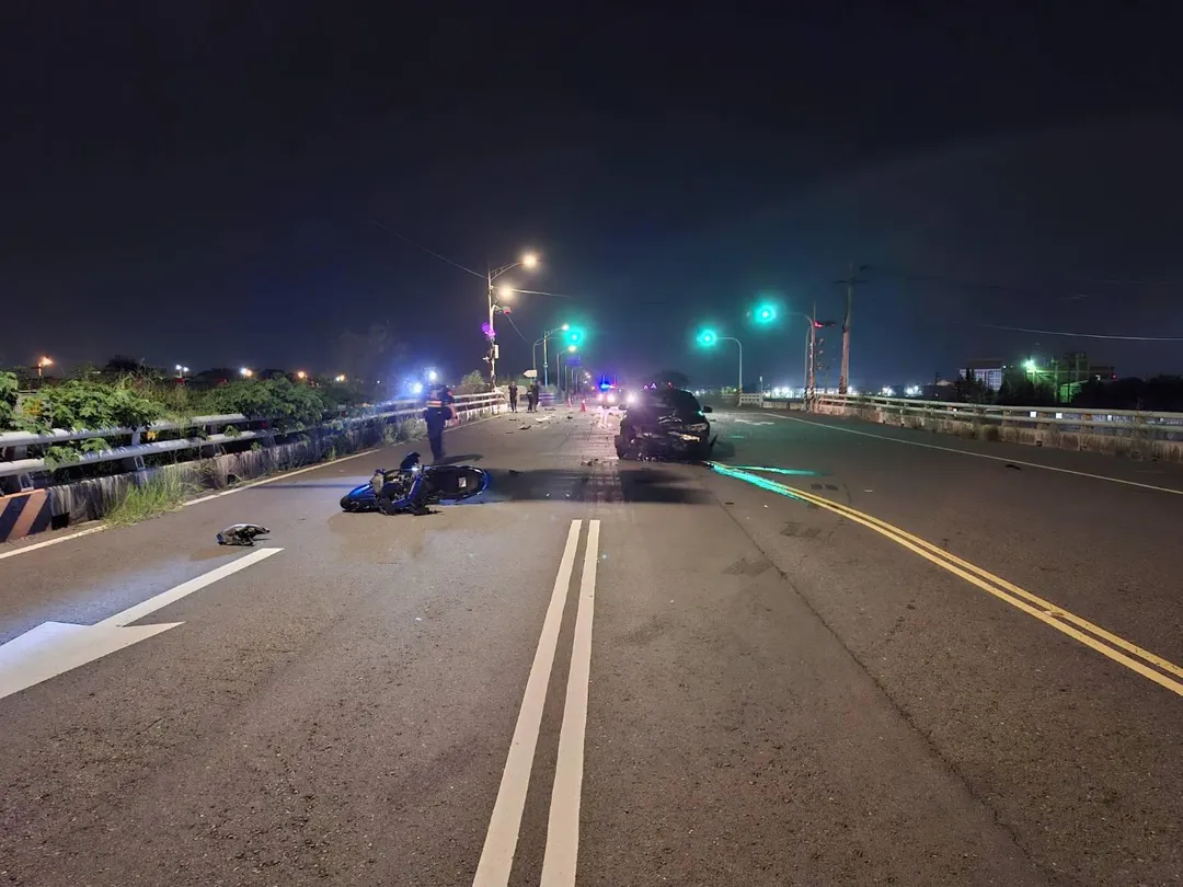 彰化鹿港鎮發生機車撞自小客車車禍，游男騎機車行經鹿港鎮南勢巷時，在路口撞上吳男駕駛的自小客車，因撞擊力道大，游男被撞飛10多公尺，醫院15日指出，游男仍陷入昏迷。（圖／警方提供）
