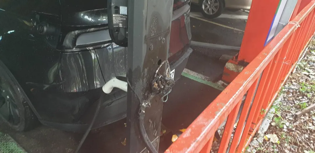 台北市中山區建國高架下方停車場今（15）日下午5點21分發生電動車充電樁起火意外。（圖／北市消防局提供）