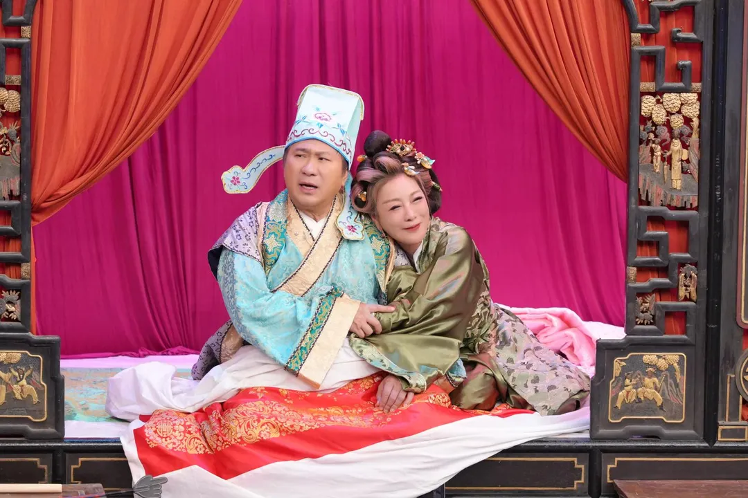 胡瓜（左）與楊繡惠（右）在《週末最強大》演短劇。（圖／華視提供）