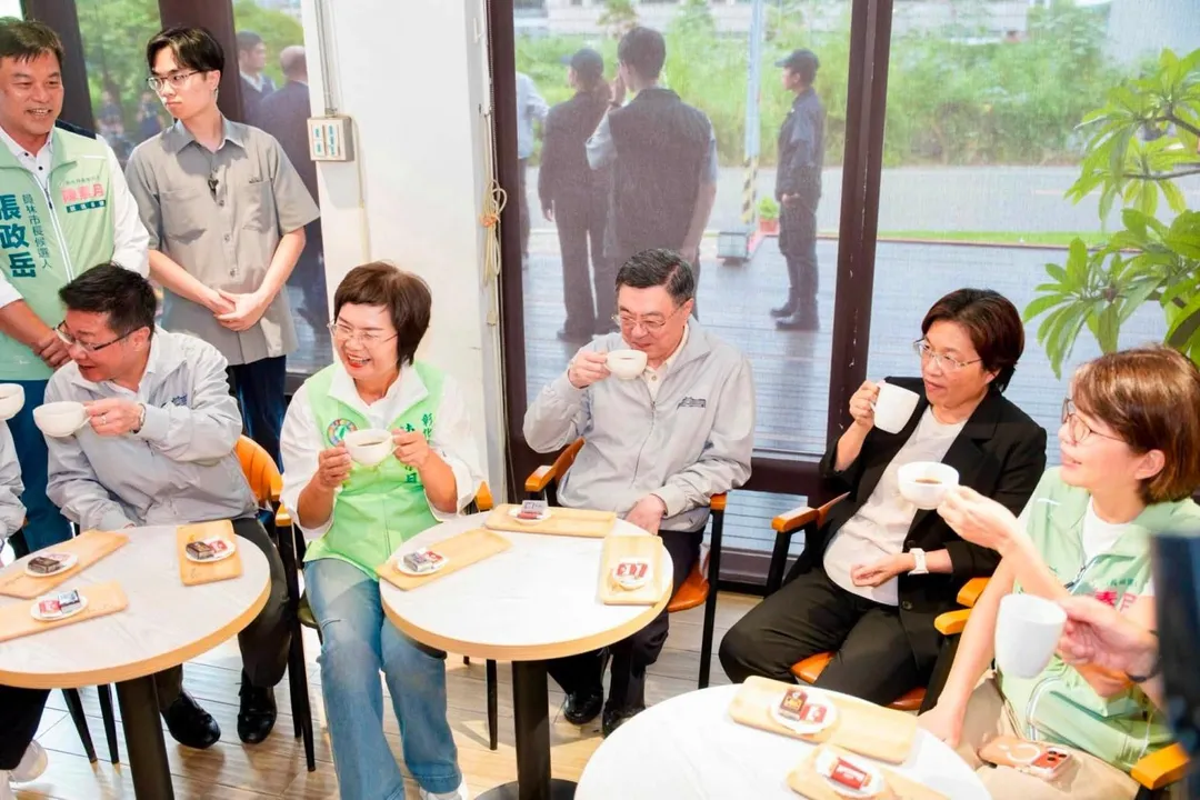 王惠美(右2)15日同框卓榮泰(中)、陳素月(左2)。(圖/翻攝陳素月臉書)