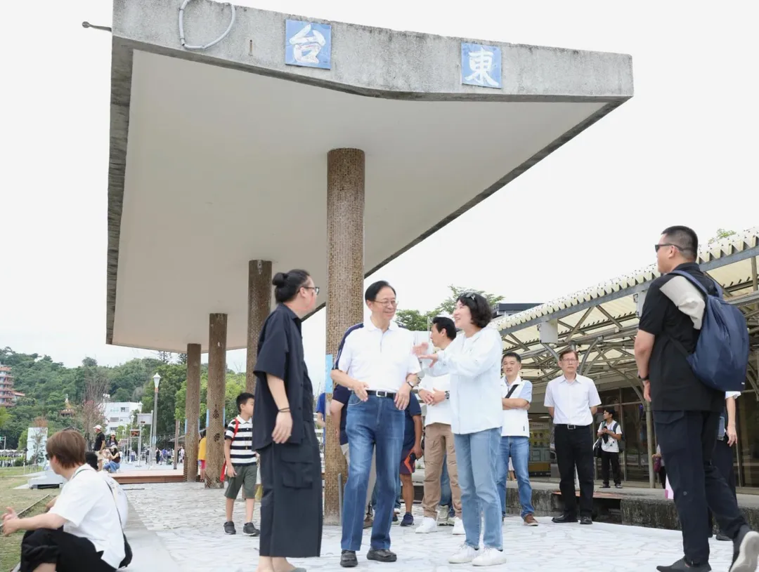 桃園市長張善政15日率桃市府團隊參訪台東博覽會，台東縣長饒慶鈴陪同走訪台東舊站。（圖／翻攝饒慶鈴臉書）