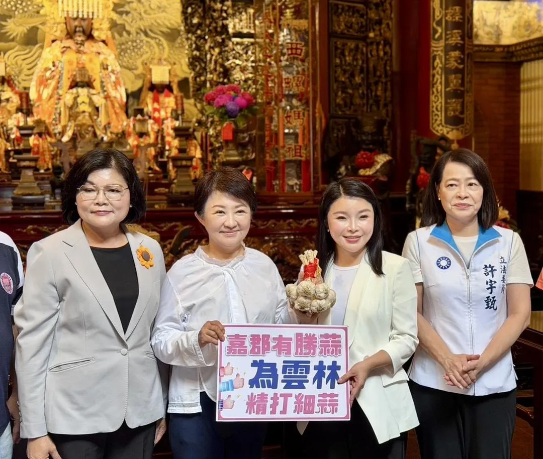 盧秀燕昨日和雲林縣長張麗善、張嘉郡到雲林縣西螺鎮參拜廣福宮、福興宮，祈求國泰民安、風調雨順。（圖/張嘉郡辦公室提供）