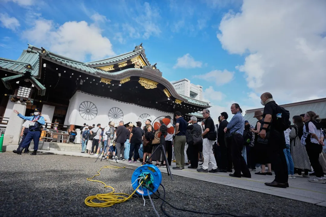 日本二戰無條件投降81週年，遊客排隊在靖國神社前祈禱。（圖／美聯社）