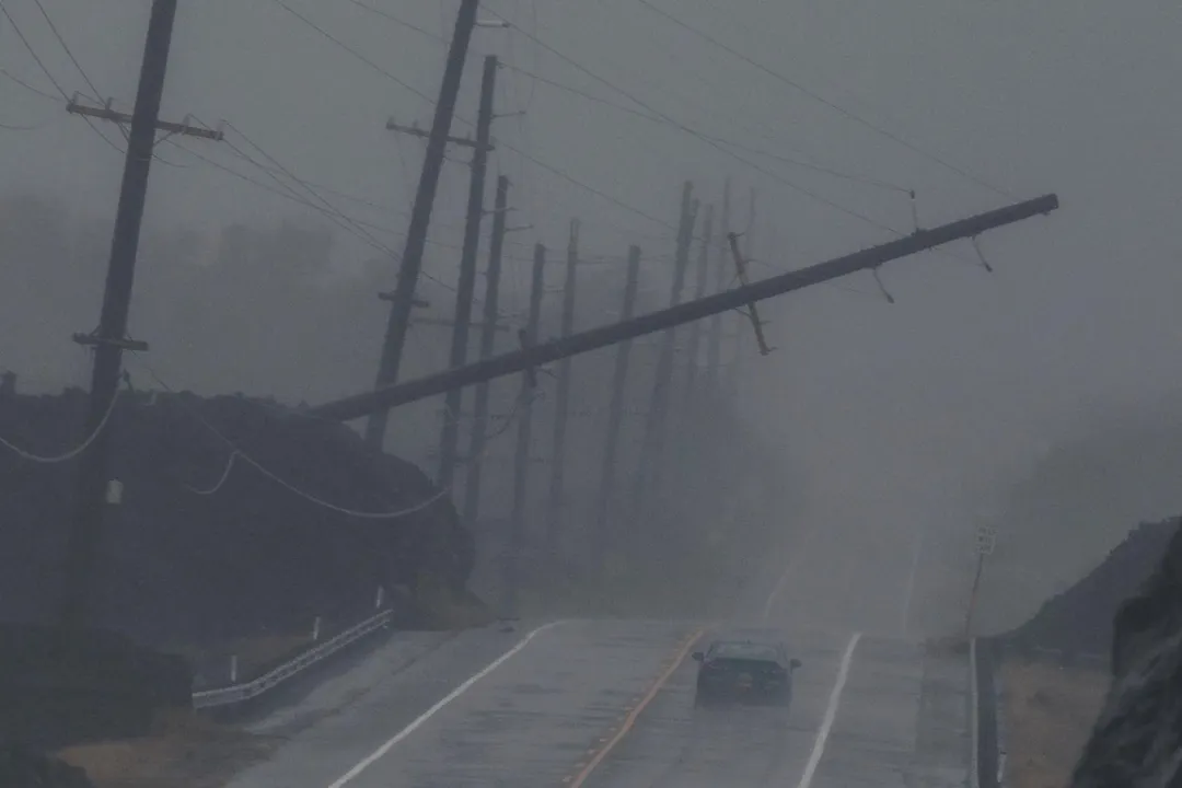 颶風拉拉在夏威夷大島帶來強風豪雨。(圖/美聯社)