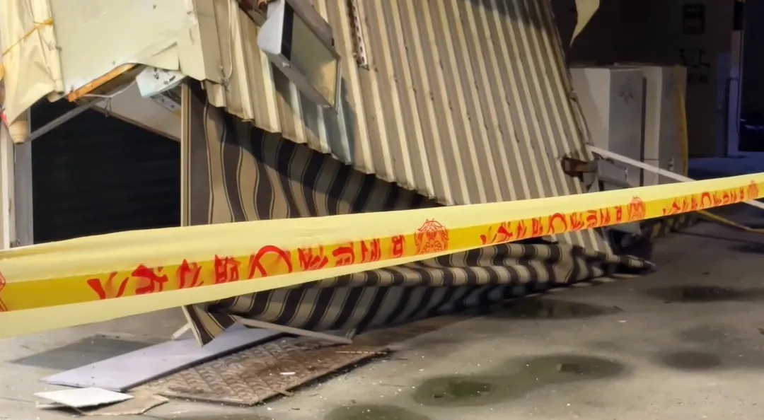 遮雨棚崩落。（圖／翻攝畫面）