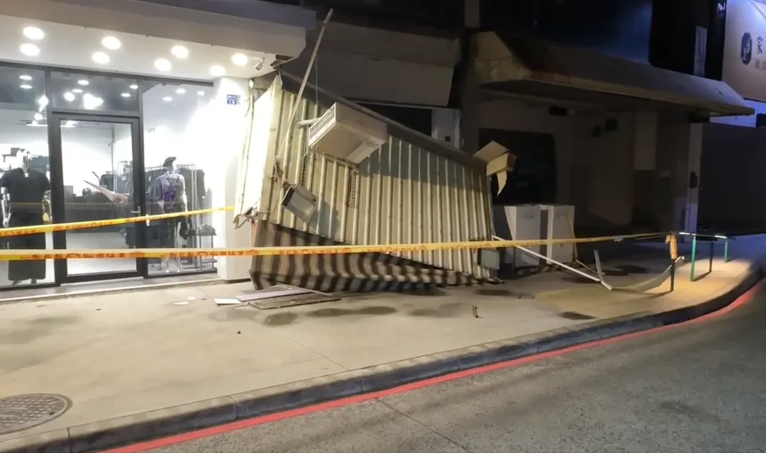 一家店面的戶外遮雨棚於昨天晚間10時許突然整個崩落。（圖／翻攝畫面）