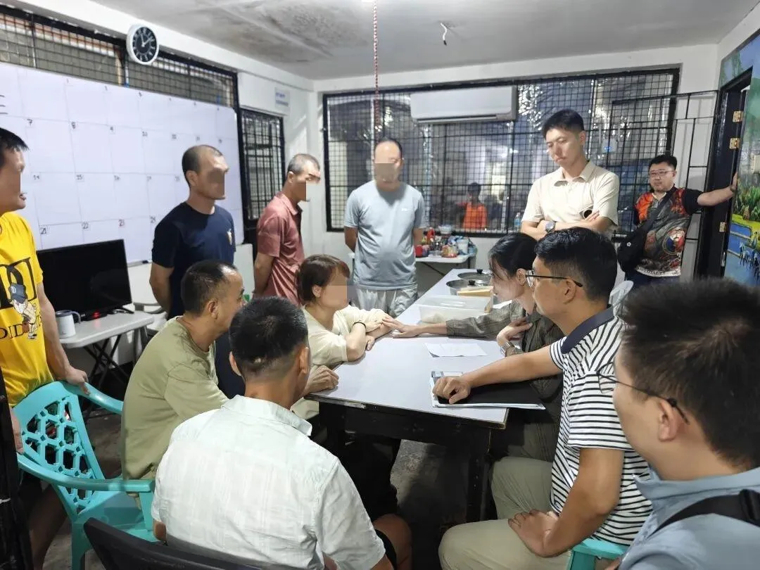 大陸駐菲律賓使館人員前往探視被捕大陸工人。（資料照／翻攝微信公眾號「駐菲律賓使館」）