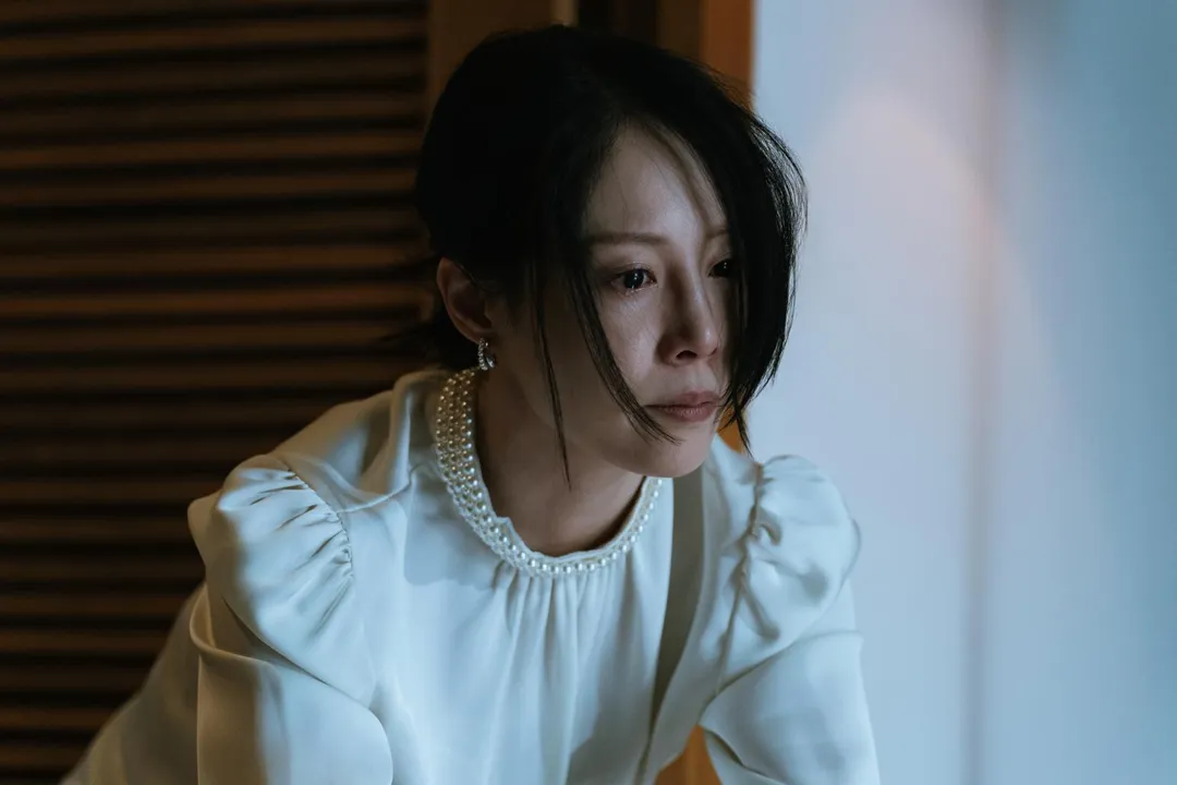 蔡亘晏（爆花）豪門婚姻逐漸變質，角色在現實間面臨拉扯。（圖／Hami Video 提供）