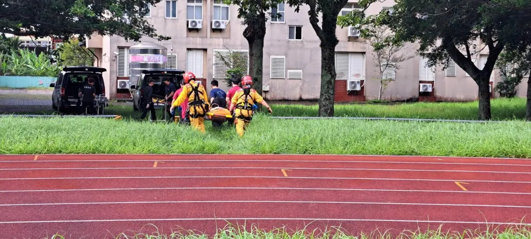 約50分鐘後到達滿州國中,將遺體交由員警及家屬處理。(圖/翻攝畫面)