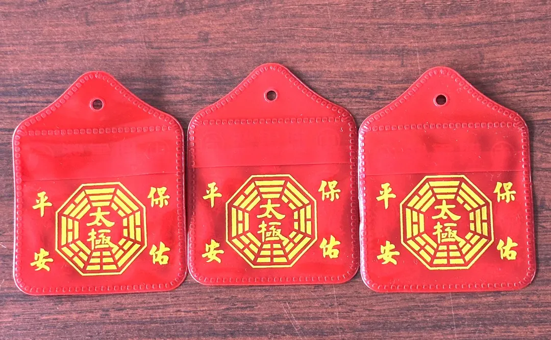 農曆7月在荒郊野外遇到好兄弟卻沒帶護身符先別緊張，民俗專家楊登嵙分享4個能保平安的小妙招。（示意圖／楊登嵙提供）