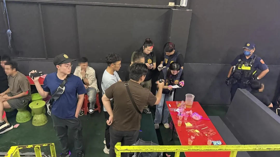 經查,現場200餘人中包含逾期居留失聯移工21人及詐欺通緝1人。(圖/警方提供)