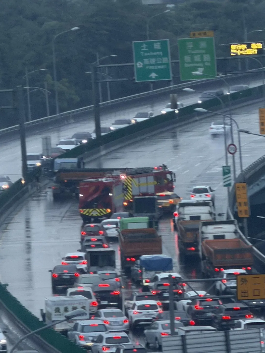 台65線板橋交流道往土城方向16日下午3時許發生碰撞翻車事件。（圖／民眾賈先生提供）
