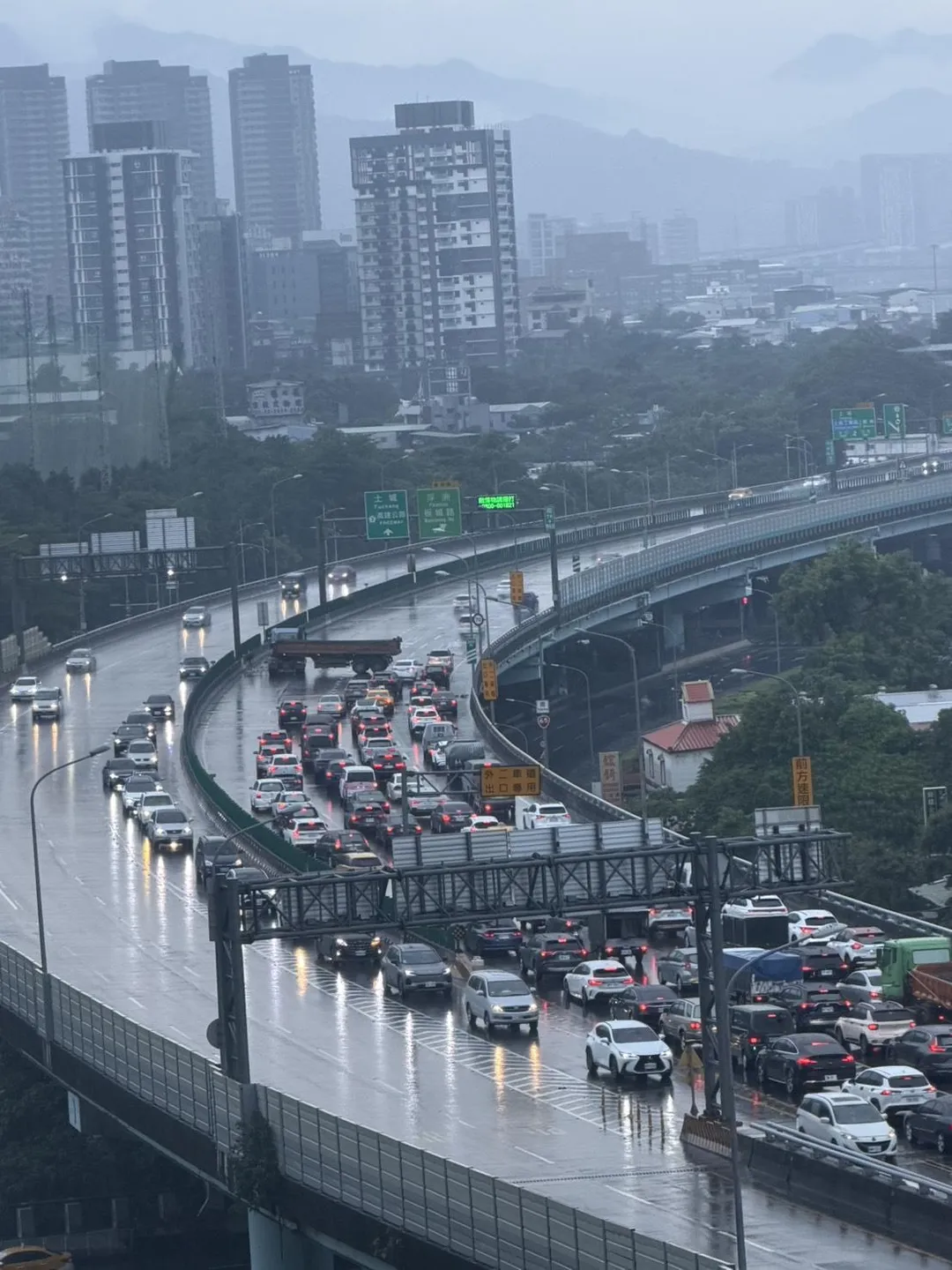 事件一度造成現場車流壅塞。（圖／民眾賈先生提供）