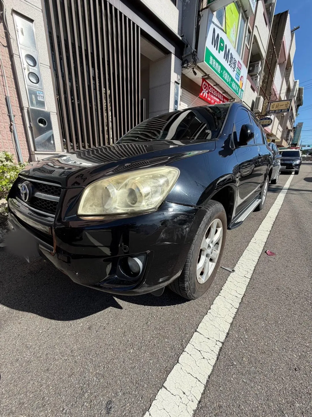 受害車主表示,當時正準備開車出門,因返回屋內拿東西突然聽到撞擊聲,出門查看便發現王男與機車卡在他的銀色轎車與隔壁黑色休旅車的狹窄縫隙間,無法起身脫困。(圖/警方提供)
