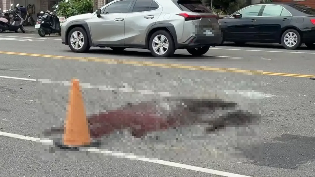 車禍發生後，休旅車駕駛詹女自行脫困，經救護人員評估其意識清楚、肢體有局部擦傷，隨即將她送往嘉義基督教醫院治療，遭撞的楊男則未受傷。（圖／警方提供）