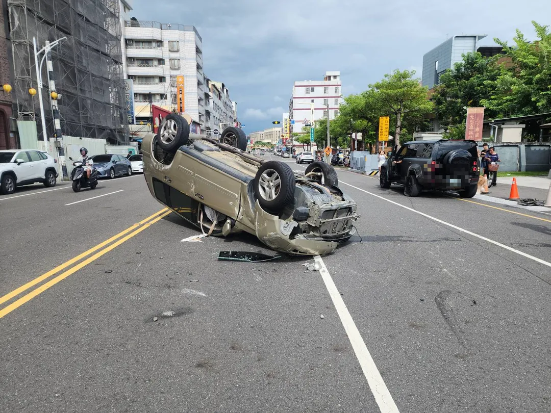 今（16）日14時29分，嘉義市林森東路「檜意森活村」前發生翻車交通事故。（圖／警方提供）