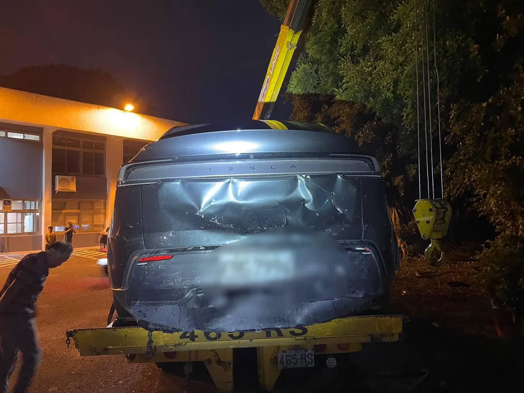 慘遭阮男開車撞壞的特斯拉。(圖/警方提供)