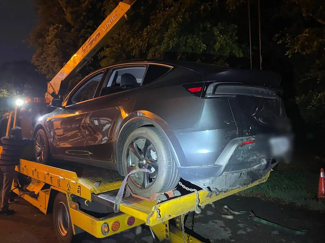 慘遭阮男開車撞壞的特斯拉。(圖/警方提供)