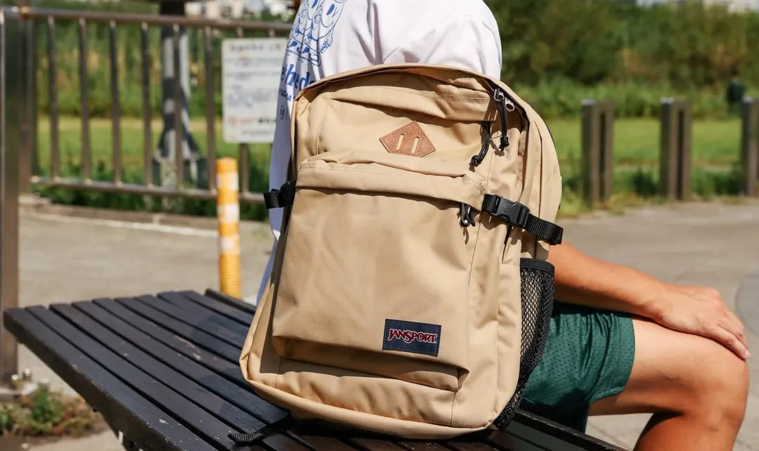 後背包一塊像「豬鼻子」的設計，其實藏有實用功能。（圖／翻攝自JanSport Taiwan臉書）