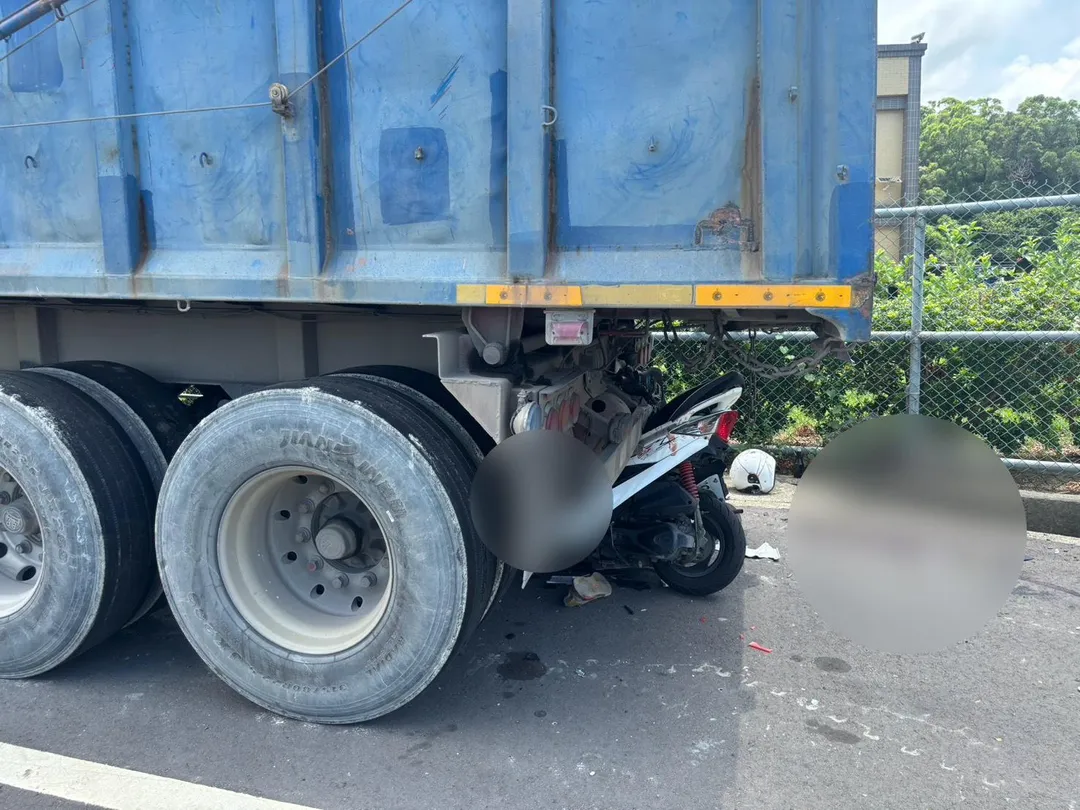 苗栗頭份水源路16日中午發生嚴重車禍，23歲盧男騎機車撞上停於路肩避車彎的砂石車尾，人車嵌入車尾。（圖／中天新聞）