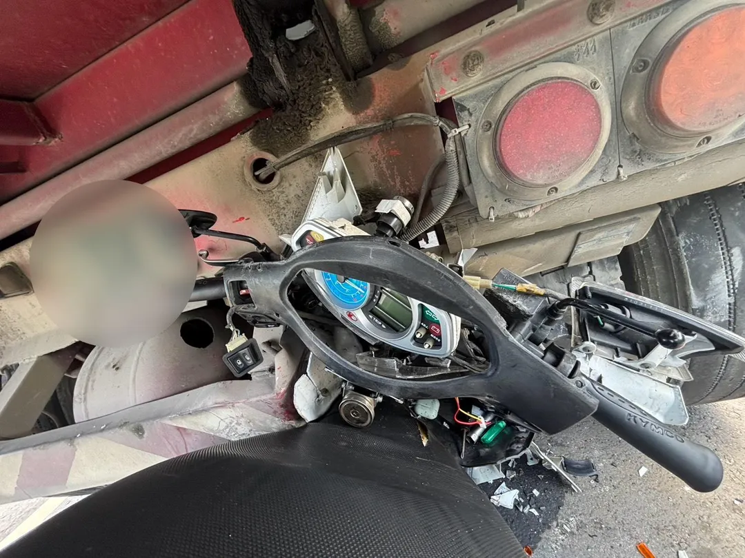 救護人員到場將扭曲機車拖出，發現盧男已無呼吸心跳，頭顱變形、耳鼻出血，送為恭醫院搶救仍不治。（圖／中天新聞）