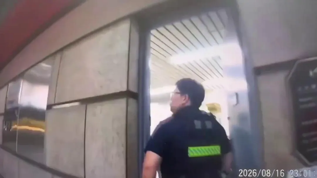 警方到場處理時，該名少年已被帶進明德站的人員備勤室。（圖／警方提供）