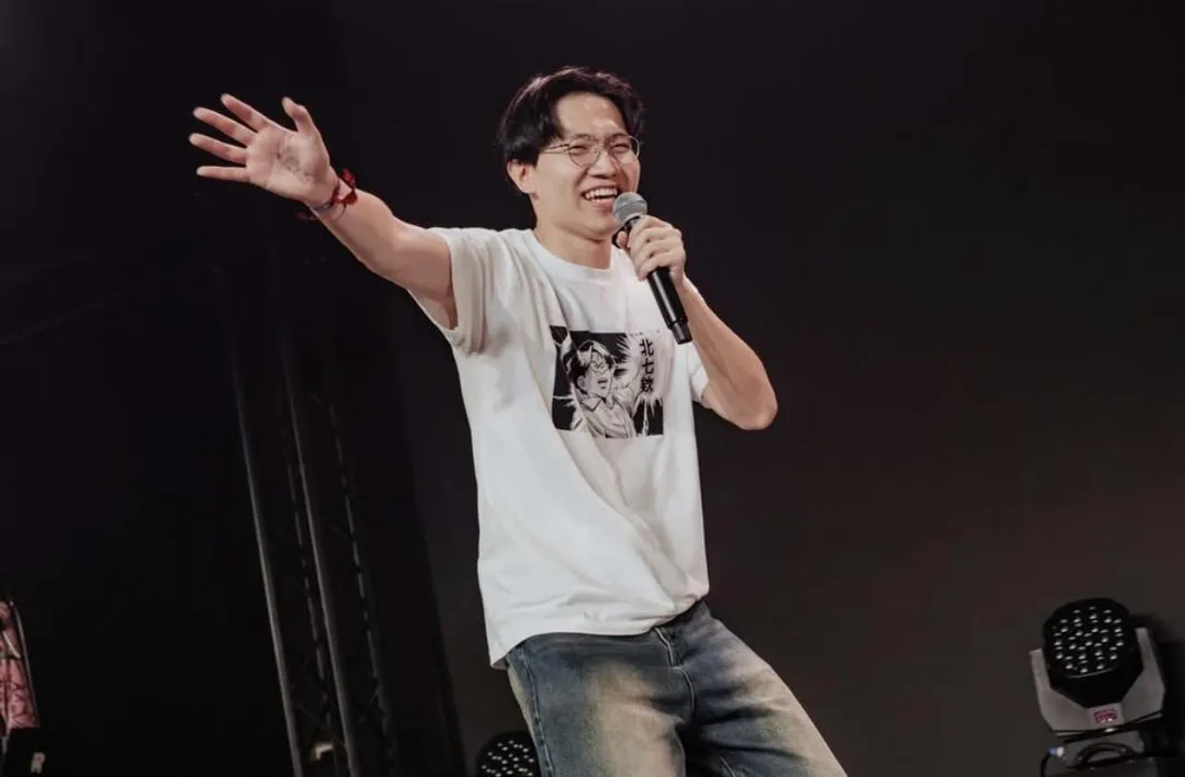 兩人矛盾在大港開唱舞台上徹底引爆,多米多羅當眾播放舊片段並直言對方是「諧咖」,引發網紅圈熱議。(圖/翻攝IG domidolo40)