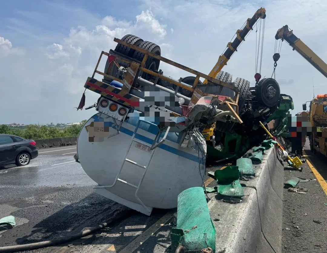 槽車內的雙氧水流洩一地。(圖/中天新聞)