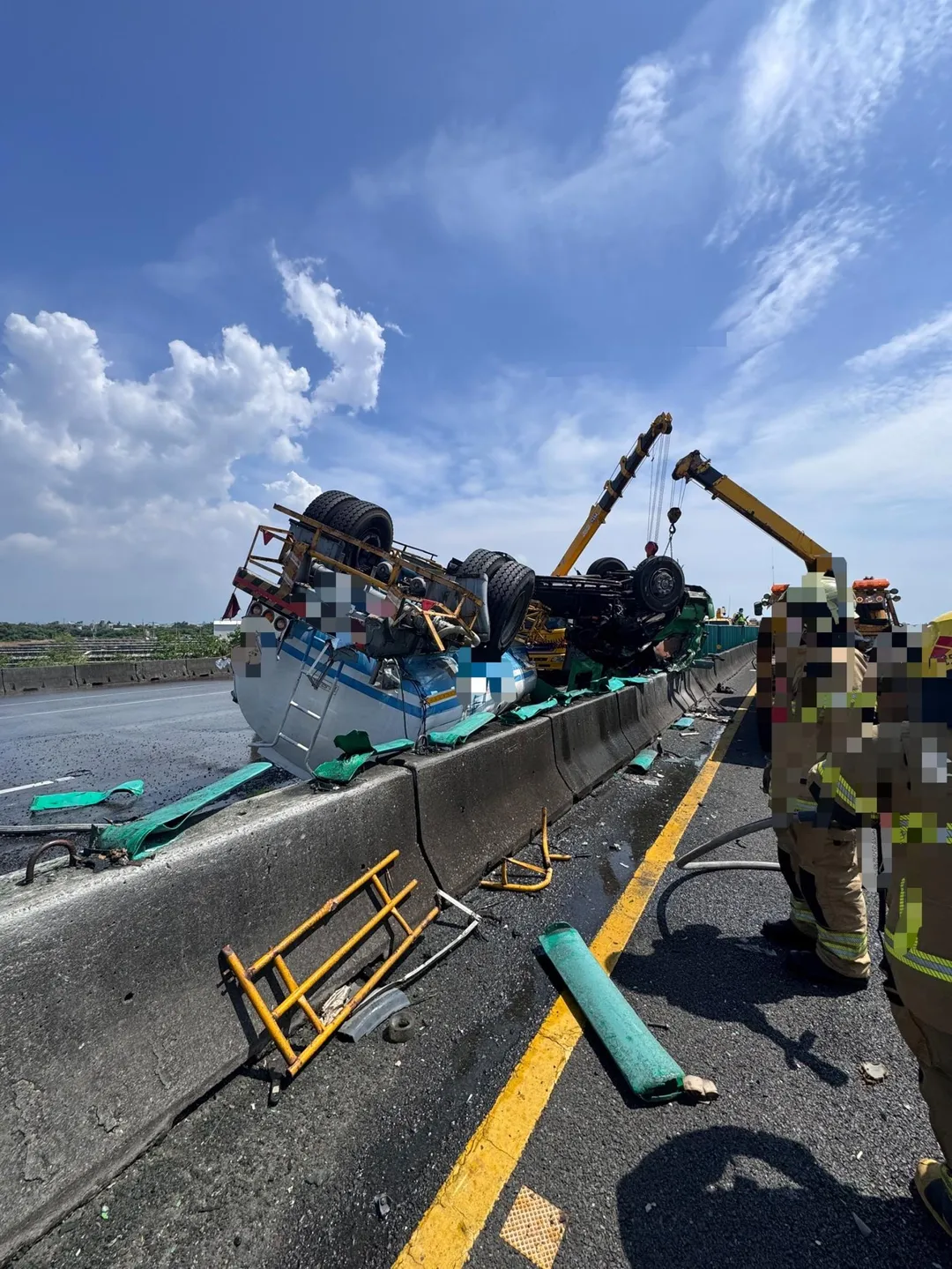 事故一度造成北向車道內、中、外側車道全部封閉,僅開放路肩通行。(圖/中天新聞)