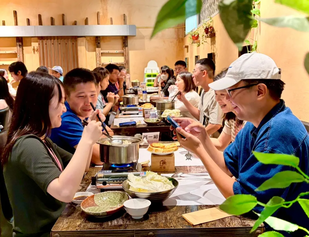 參加者一同享用午餐-邊吃邊聊-在輕鬆笑語中拉近彼此距離。(圖/台中市政府民政局)