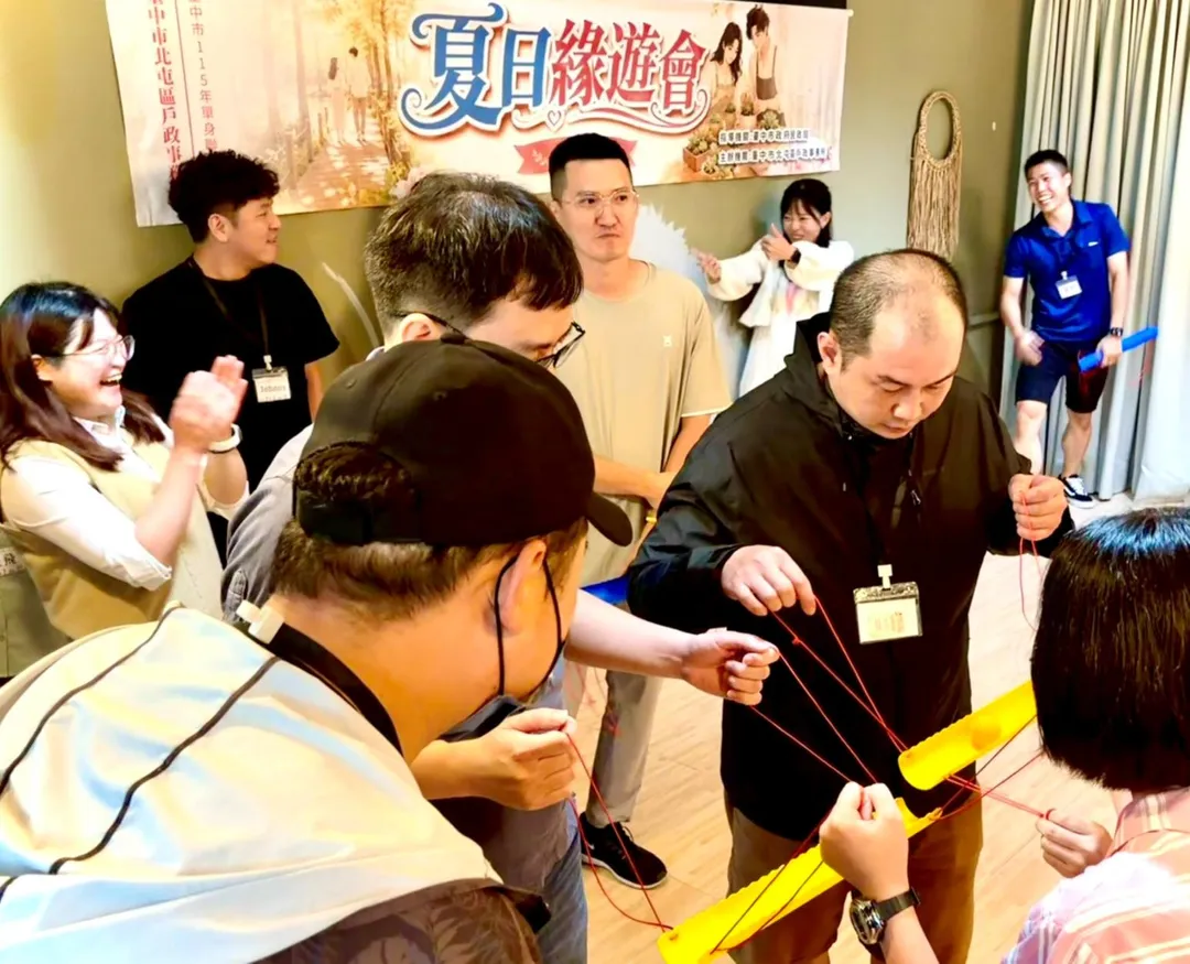「熱血緣遊會」透過團隊競賽及趣味挑戰炒熱現場氣氛,參與者熱情開戰,默契也同步升溫。(圖/台中市政府民政局)