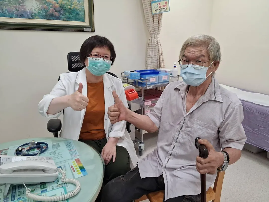 童綜合醫院神經內科由陳淑儀醫師建議進行神經阻斷破壞手術,治療後蘇先生(右)疼痛感與生活品質大幅改善。(圖/童綜合醫院)