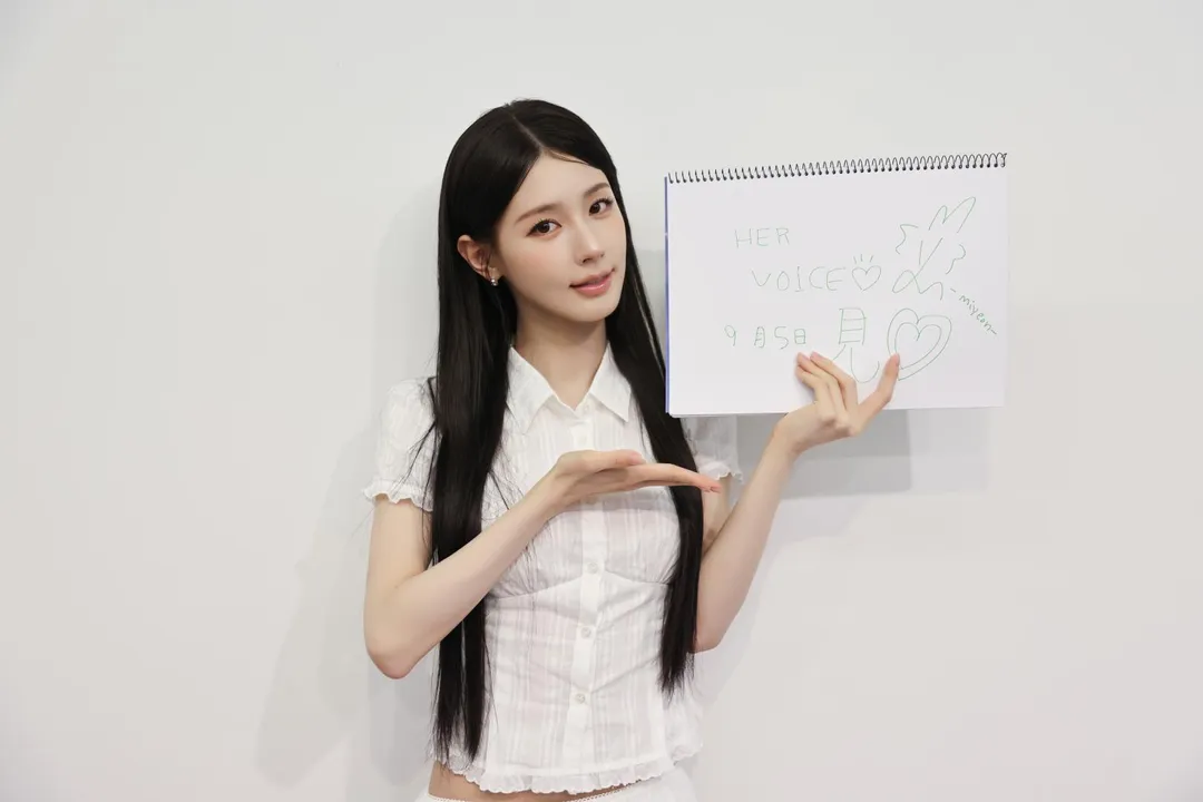 薇娟親筆用中文寫下「HER VOICE 9月5日見」。（圖／CUBE Entertainment 提供）