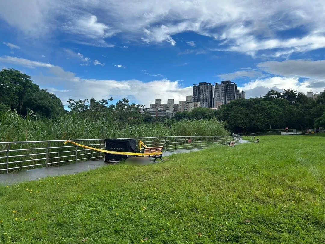 台北市文山區景美溪畔18日清晨發現一名50歲宋姓男子倒臥身亡，警方封鎖現場並報請相驗。（圖／民眾提供）