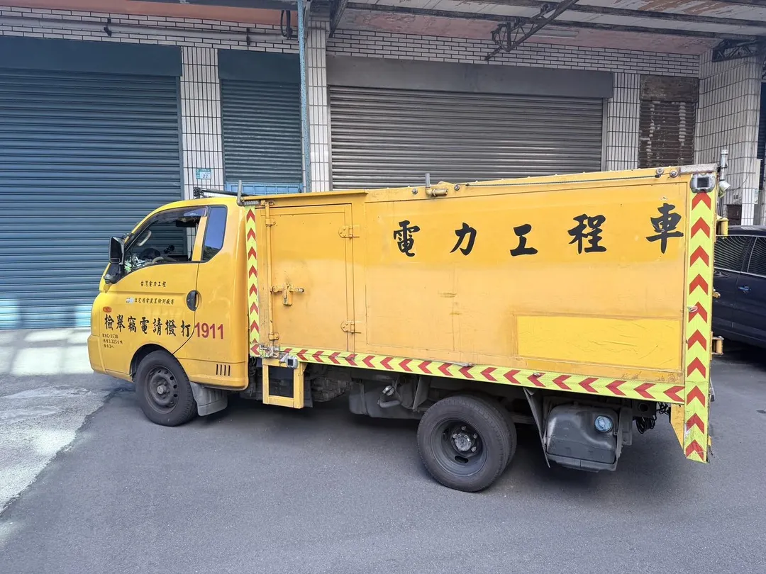 該車塗裝、字樣都刻意仿效正版的台電工程車。（圖／警方提供）