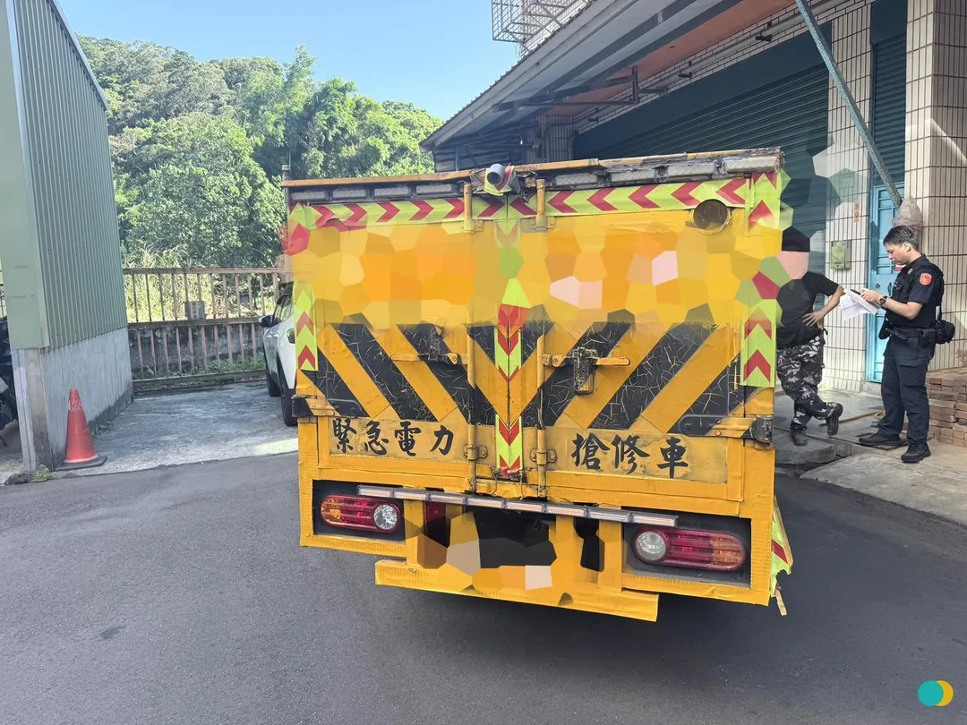 該車塗裝、字樣都刻意仿效正版的台電工程車。（圖／警方提供）
