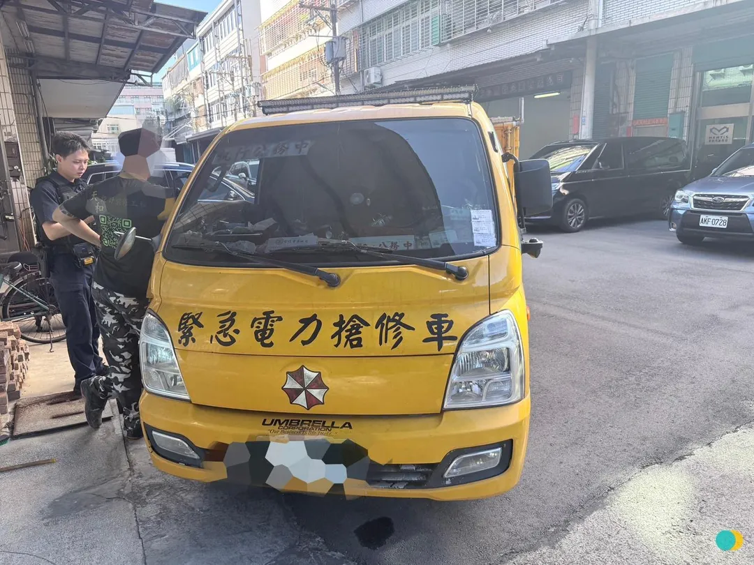 警方將該輛車攔下，當場對駕駛開罰。（圖／警方提供）