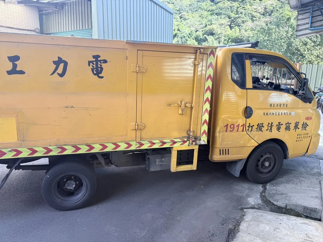 該車連車頭上都打上台灣電力公司的字樣，相當囂張。（圖／警方提供）