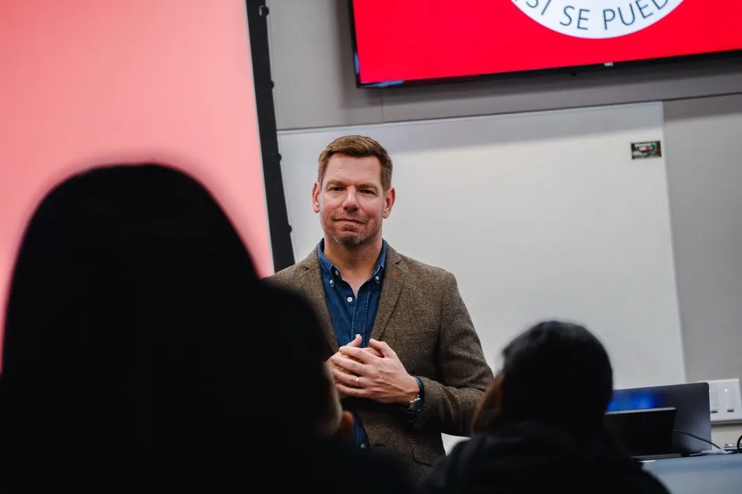 民主黨籍前聯邦眾議員艾瑞克.史瓦維爾。(圖/翻攝臉書「Eric Swalwell」)