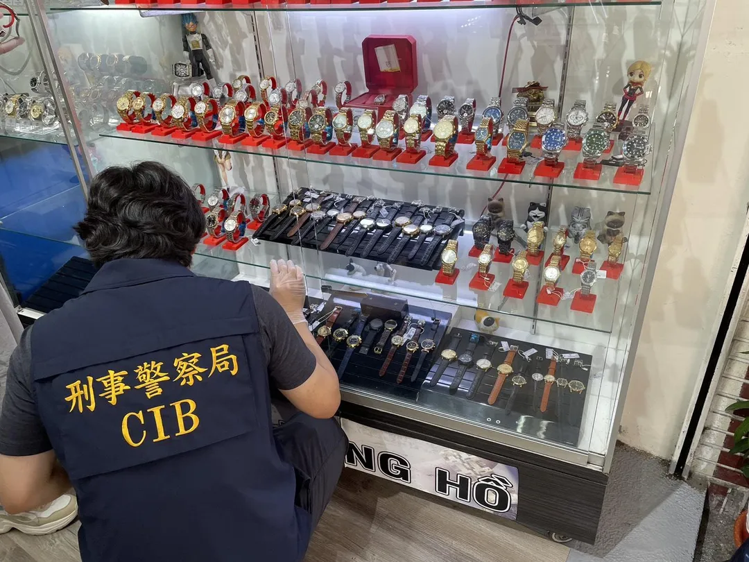 刑事局偵破大宗外籍販售仿冒手錶集團案。(圖/刑事局提供)