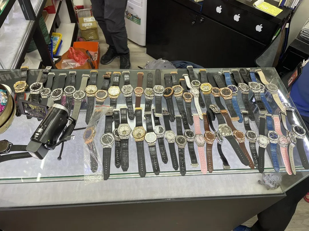 高仿精品手錶幾可亂真,侵權市值高達6千萬元。(圖/刑事局提供)