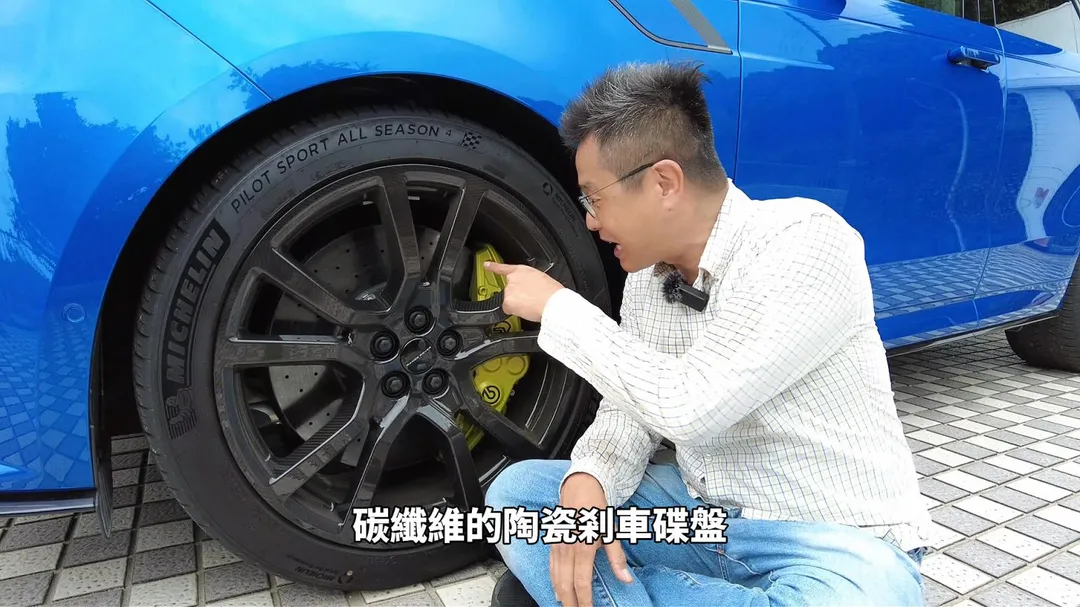 首批預購車主加贈碳纖維陶瓷煞車,Brembo十字排列對向八活塞卡鉗制動更強(圖/中天車享家朱朱哥來聊車)