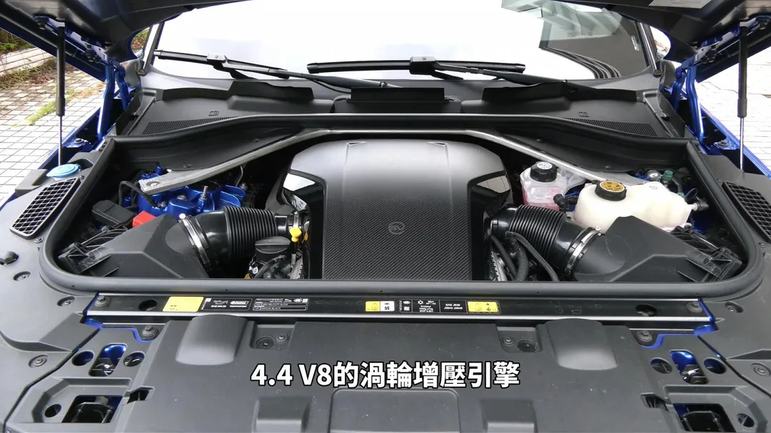 4.4升V8雙渦輪搭配SV專屬調校,635匹動力隨踩隨到(圖/中天車享家朱朱哥來聊車)