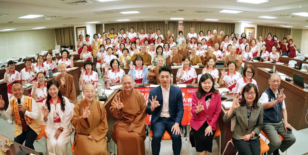 大合照。左3起_國際佛光會秘書長覺培法師、佛光山台北道場住持滿謙法師、台北市長蔣萬安、國際佛光會中華總會總會長潘維剛、台北市副市長林奕華、台北市民政局長陳永德。(圖/國際佛光會提供)