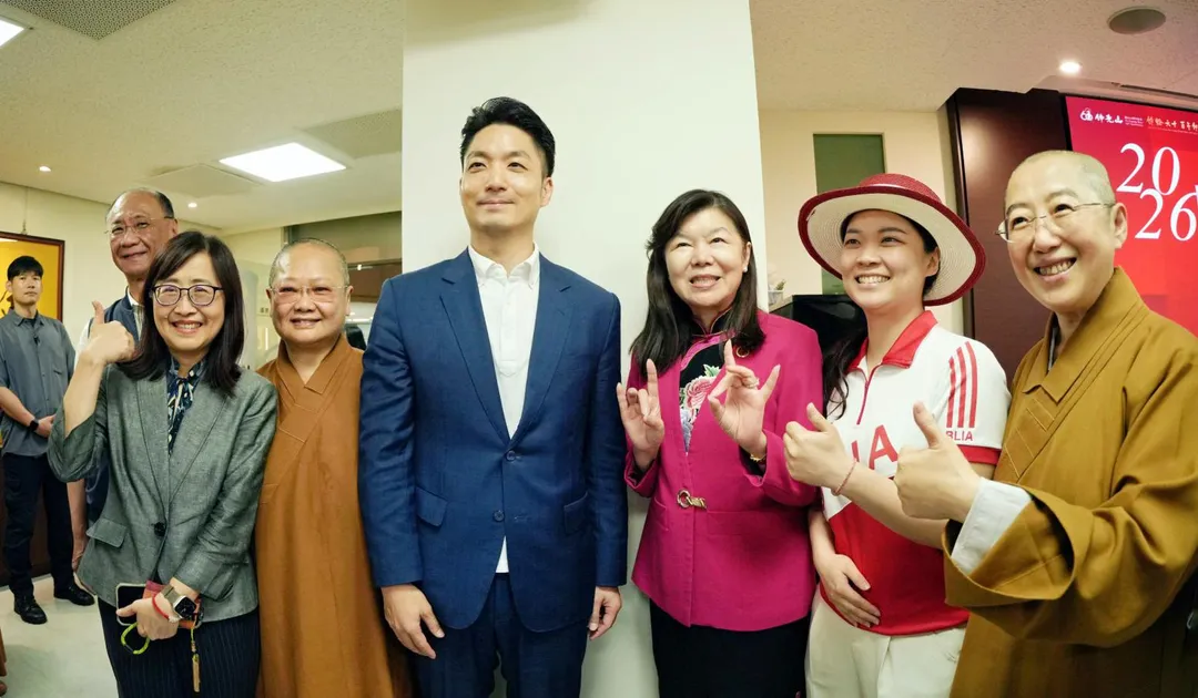 佛光會小姐(右2)穿戴展示本次大會專屬BLIA T shirt 及時尚帽與台北市長蔣萬安(左3)合影。(圖/國際佛光會提供)