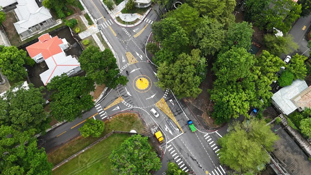 高雄市政府交通局導入標線型圓環，改善路口車流動線與行車安全。（圖／高雄市政府交通局）&nbsp;