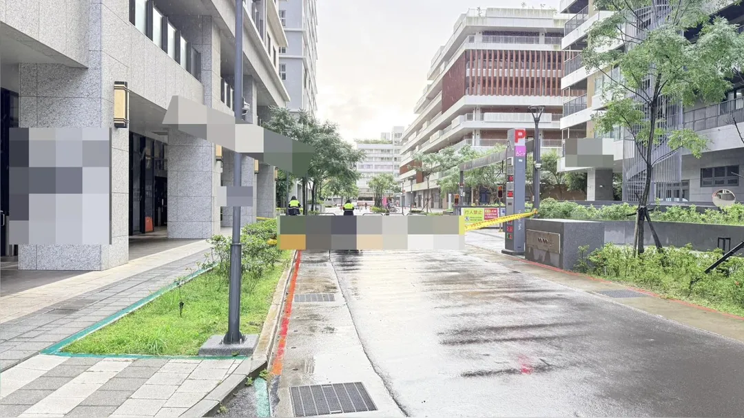 台北市信義區福德街社會住宅8月18日清晨發生70多歲蘇姓男子墜樓命案，警方已封鎖現場調查。（圖／民眾提供）