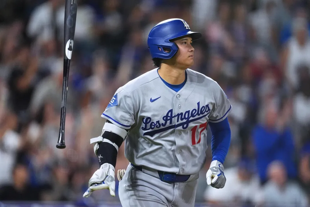 洛杉磯道奇球星大谷翔平於對戰科羅拉多洛磯比賽中揮棒開轟,單場擊出雙響砲,本季累積29轟登頂。(圖/美聯社)