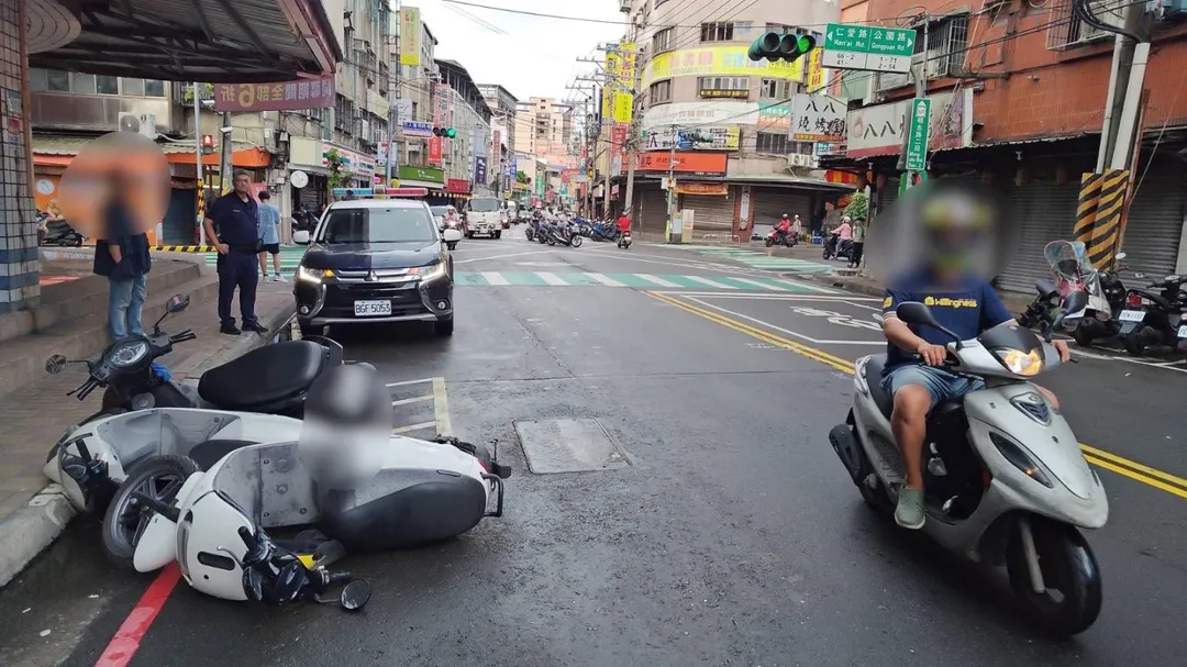 3台機車無故遭撞毀損。（圖／翻攝畫面）